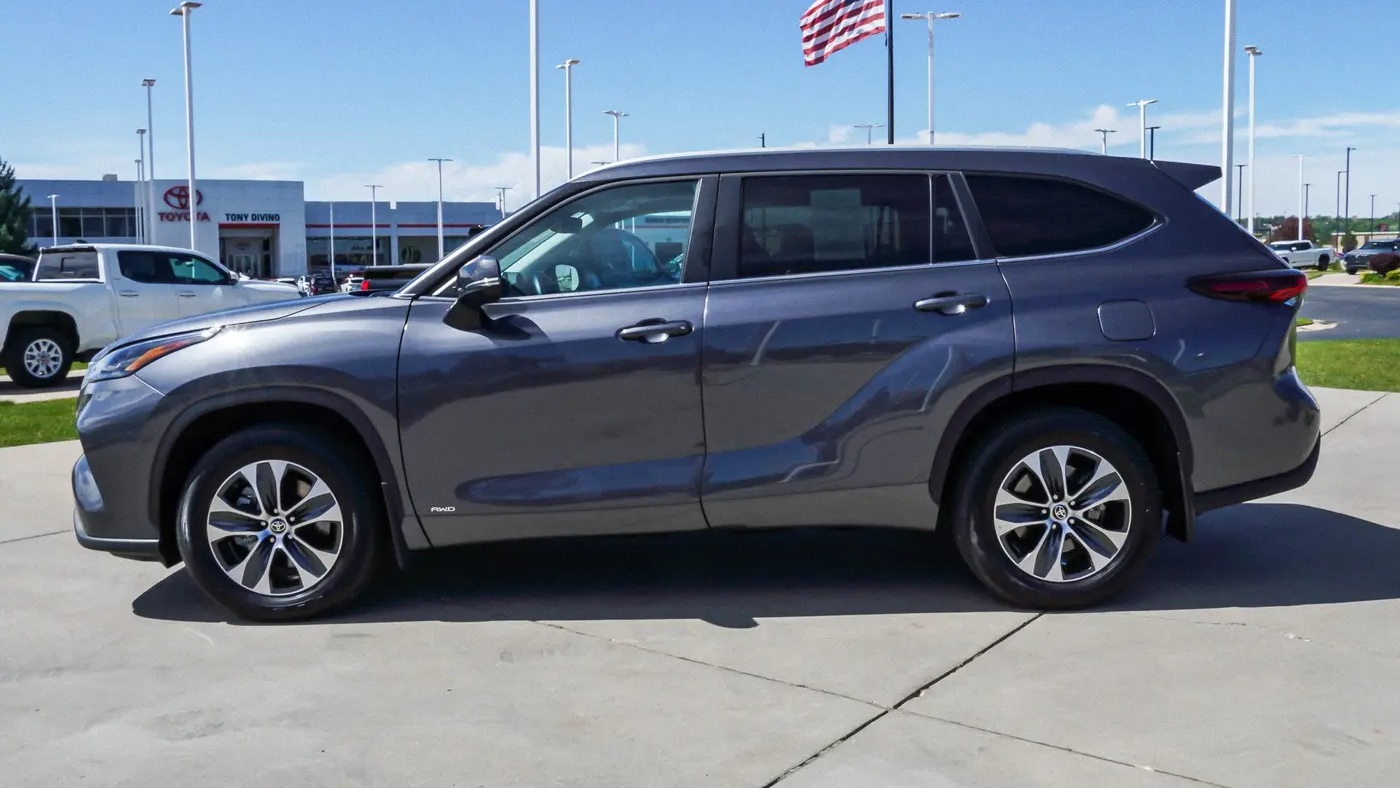 2025 Toyota Highlander Hybrid XLE