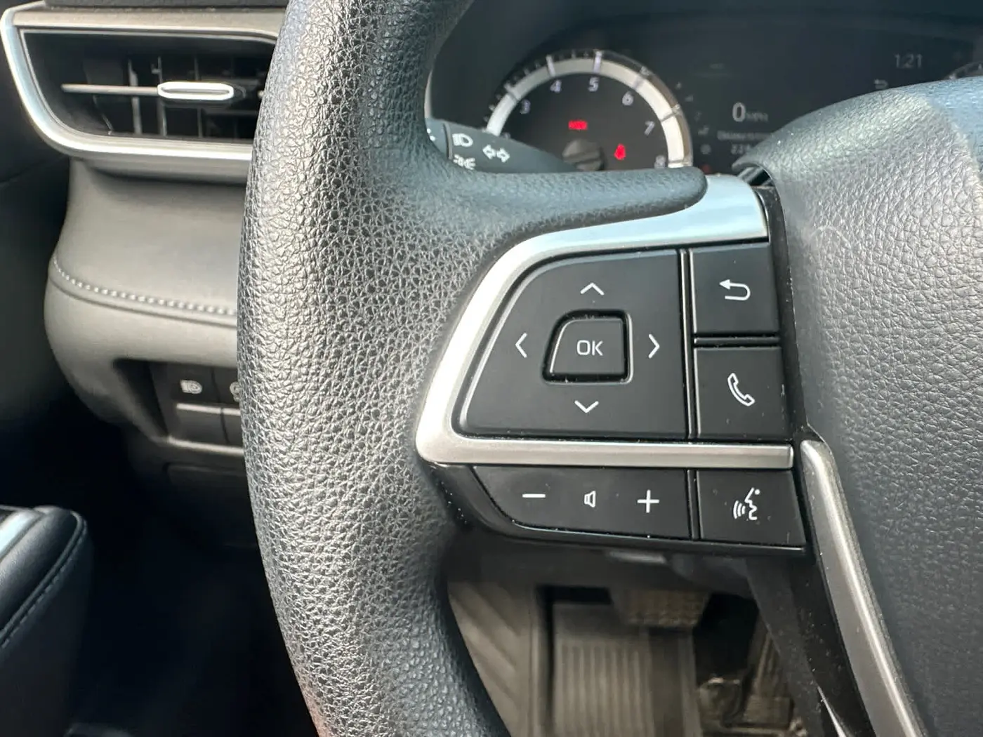 2023 Toyota Highlander - $28,990