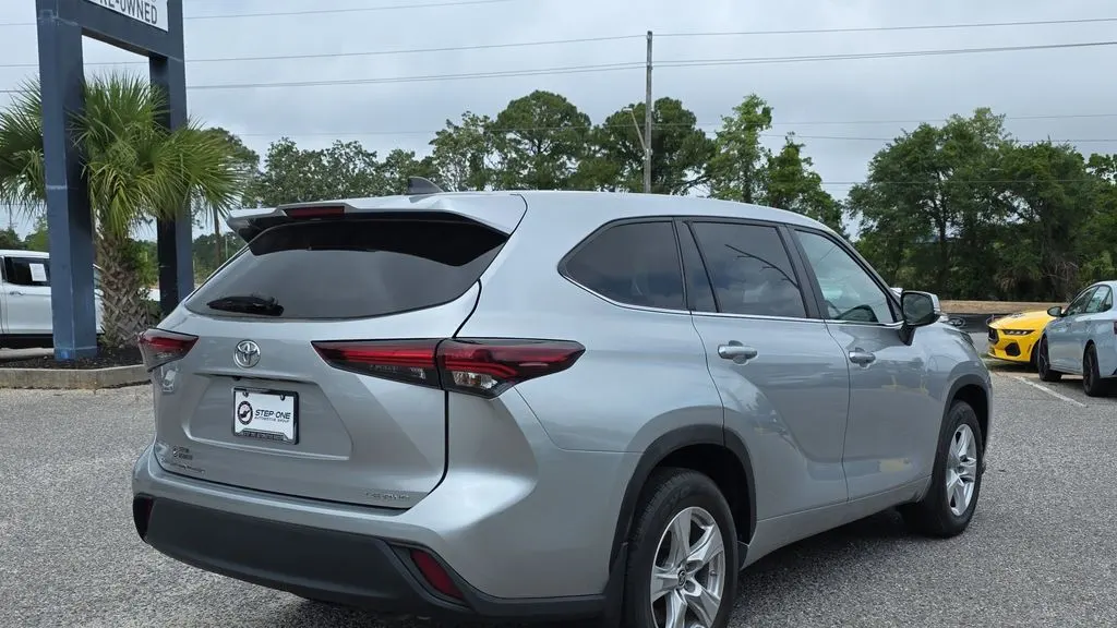 2024 Toyota Highlander LE
