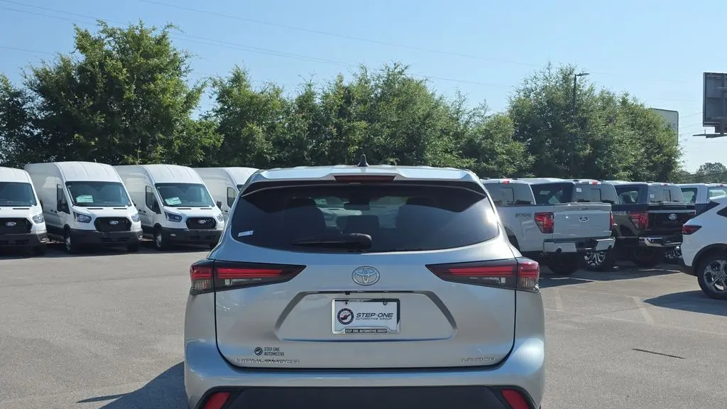 2024 Toyota Highlander LE
