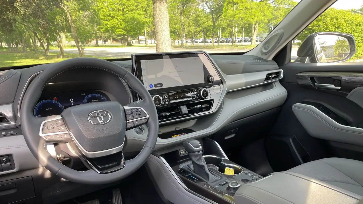 2025 Toyota Highlander LE