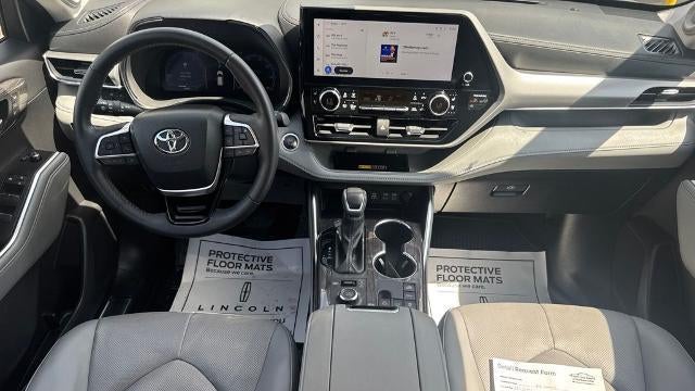 2025 Toyota Highlander LE