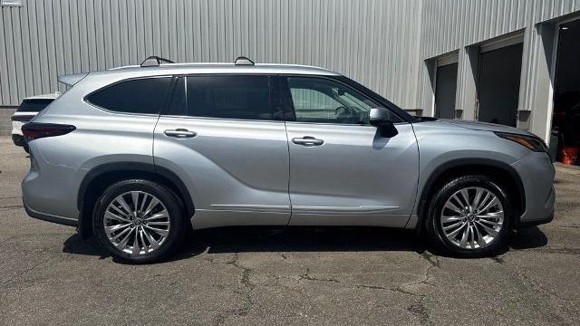 2025 Toyota Highlander LE
