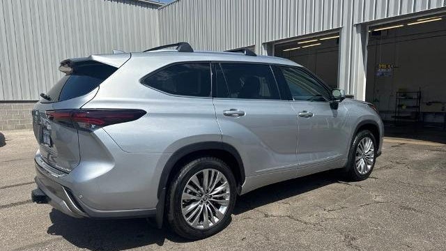 2025 Toyota Highlander LE