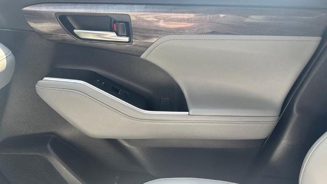 2025 Toyota Highlander LE