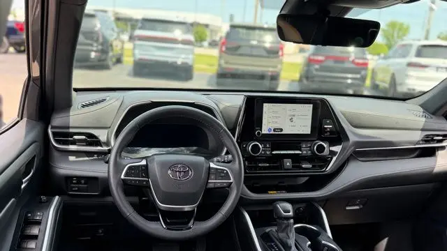 2025 Toyota Highlander LE