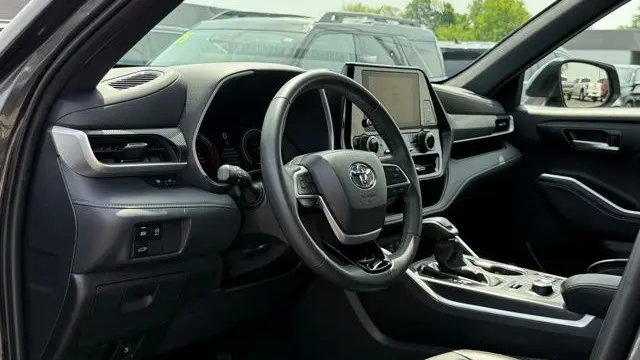 2025 Toyota Highlander LE