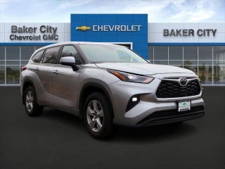 2024 Toyota Highlander with Celestial Silver Metallic Exterior