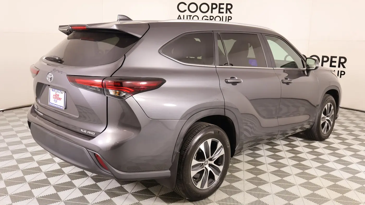 2024 Toyota Highlander LE