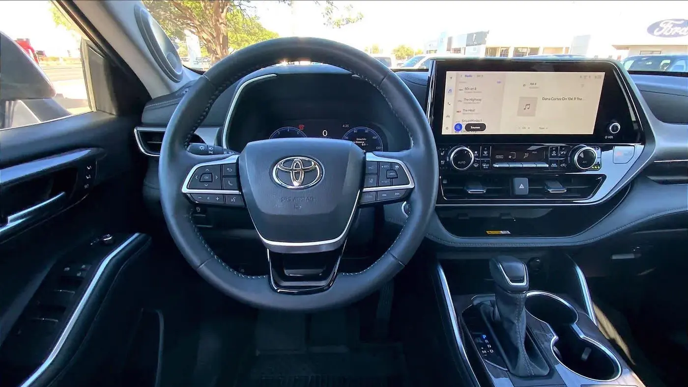 2025 Toyota Highlander LE