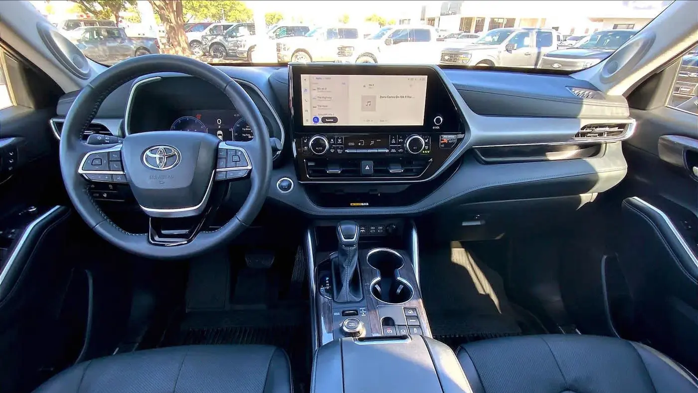 2025 Toyota Highlander LE