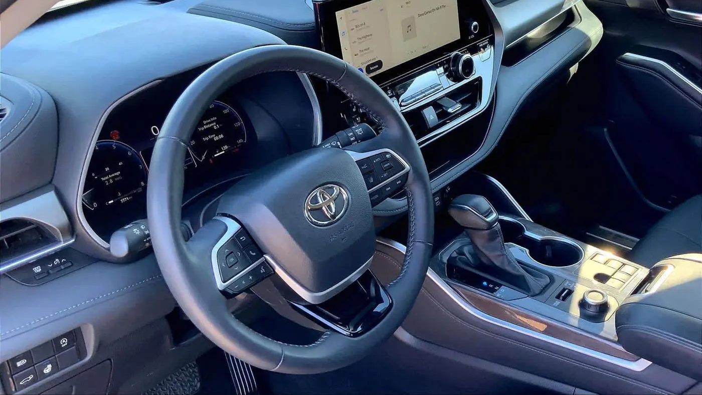 2025 Toyota Highlander LE