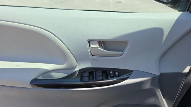 2012 Toyota Sienna LE 7-Passenger Auto Access Seat