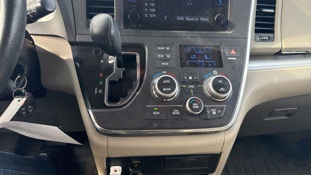 2015 Toyota Sienna LE 7-Passenger Auto Access Seat
