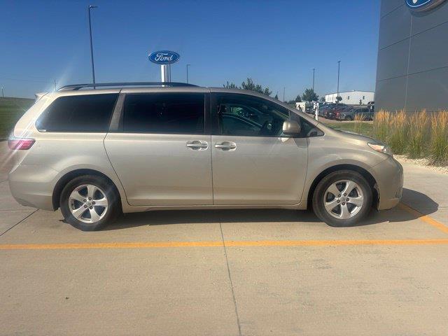 2015 Toyota Sienna - $22,995