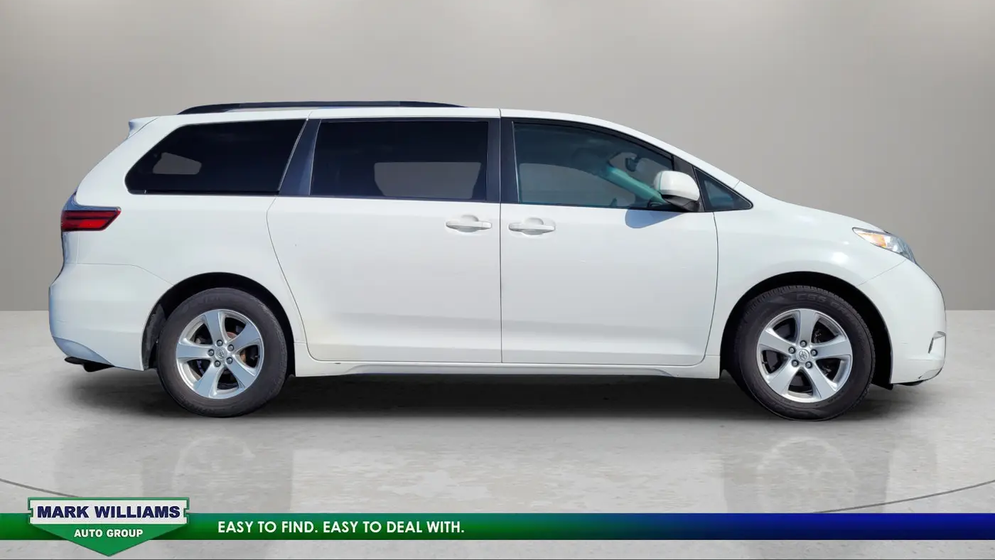 2016 Toyota Sienna LE 7-Passenger Auto Access Seat