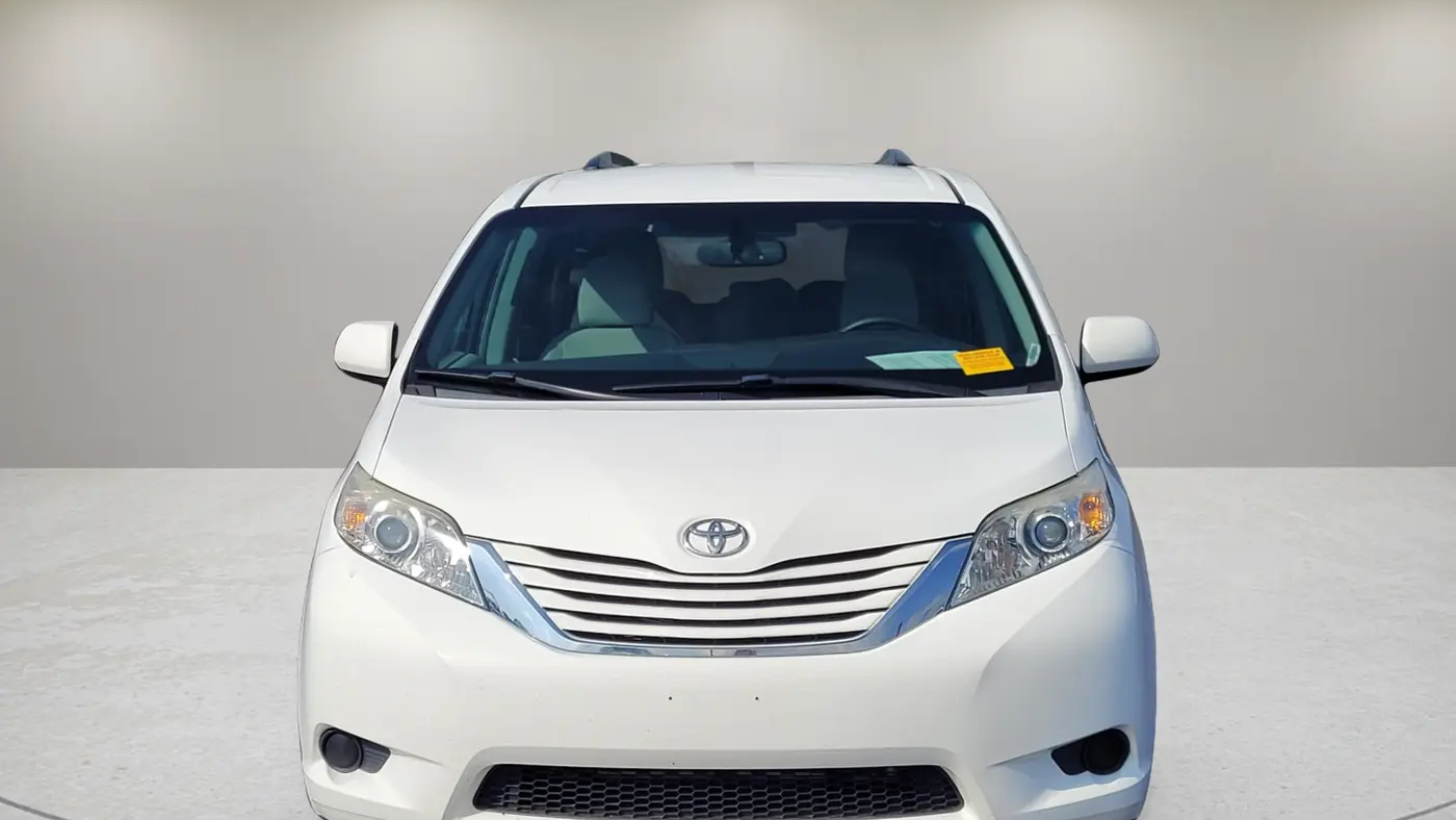 2016 Toyota Sienna LE 7-Passenger Auto Access Seat
