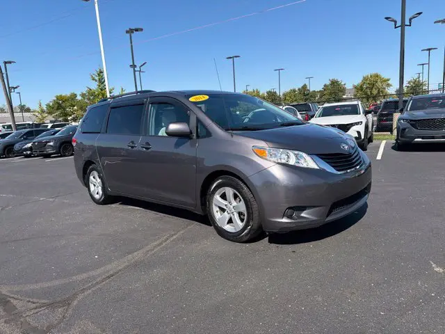 2014 Toyota Sienna LE 7-Passenger Auto Access Seat — photo 1 of 12