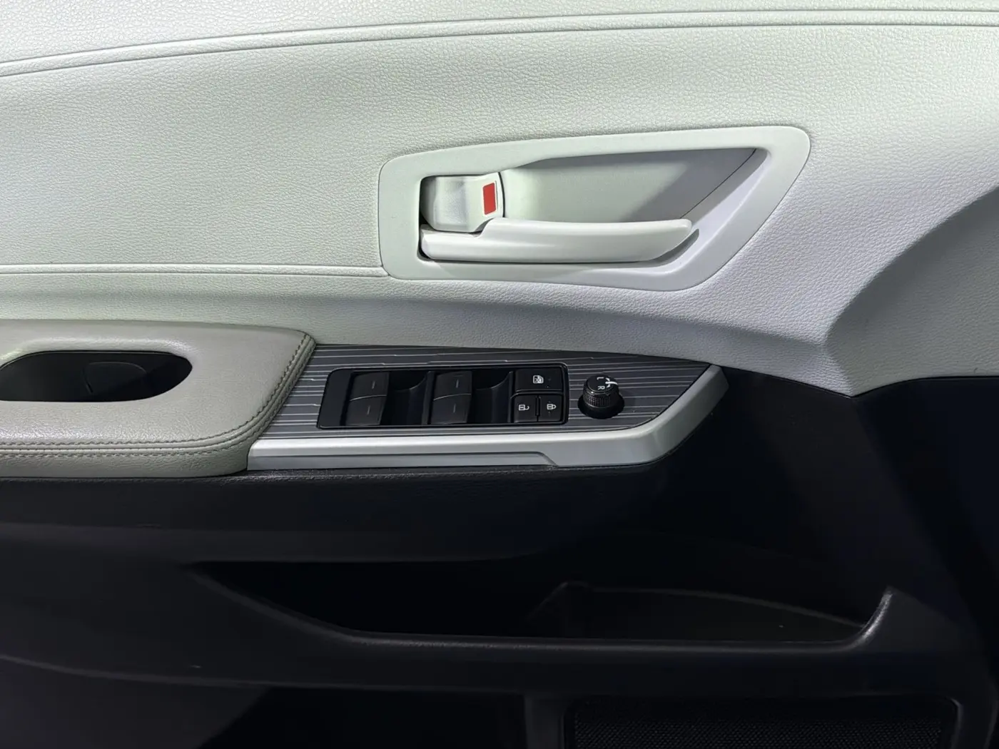 2025 Toyota Sienna - $37,500