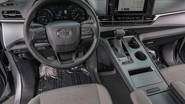 2025 Toyota Sienna LE 8-Passenger