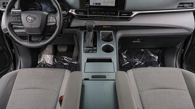 2025 Toyota Sienna LE 8-Passenger
