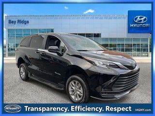 2025 Toyota Sienna with Midnight Black Metallic Exterior