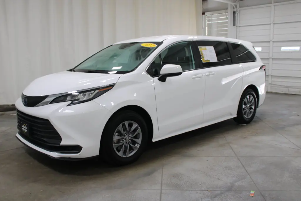 2022 Toyota Sienna - $29,998