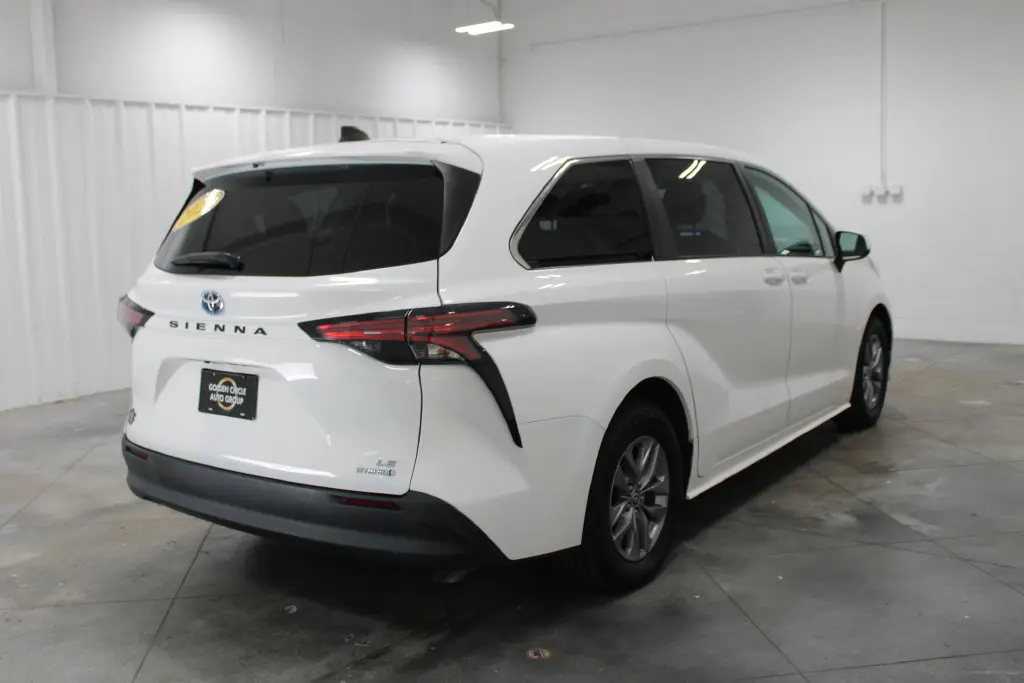 2022 Toyota Sienna - $29,998