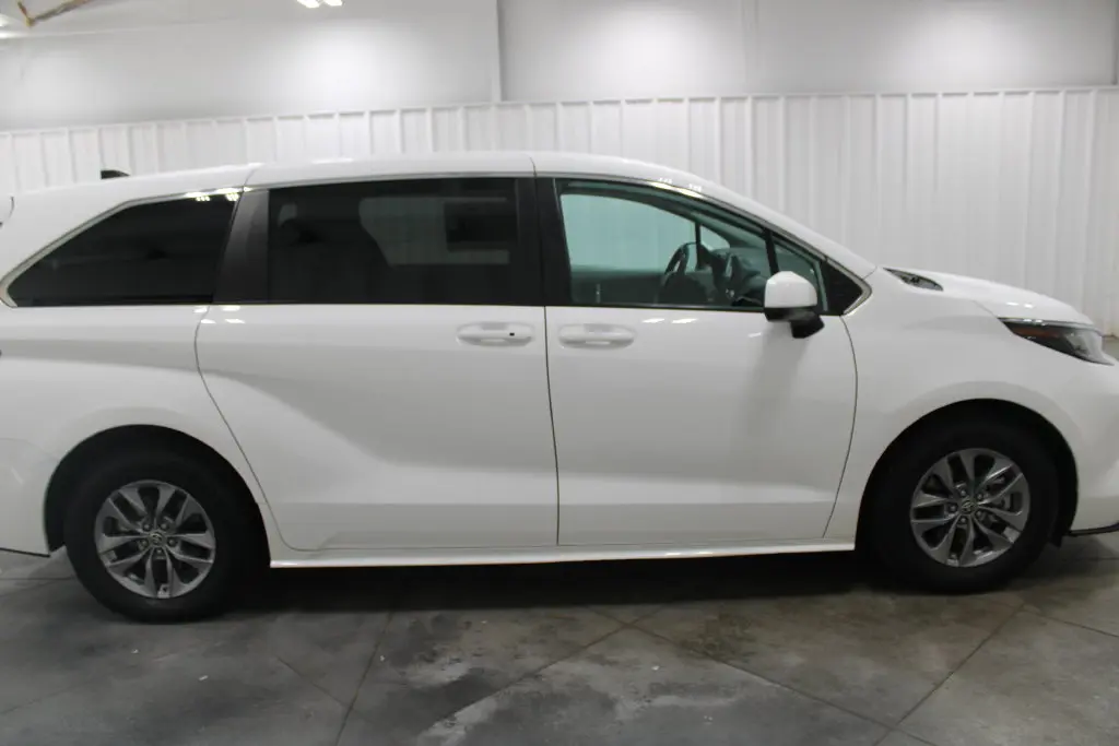2022 Toyota Sienna - $29,998