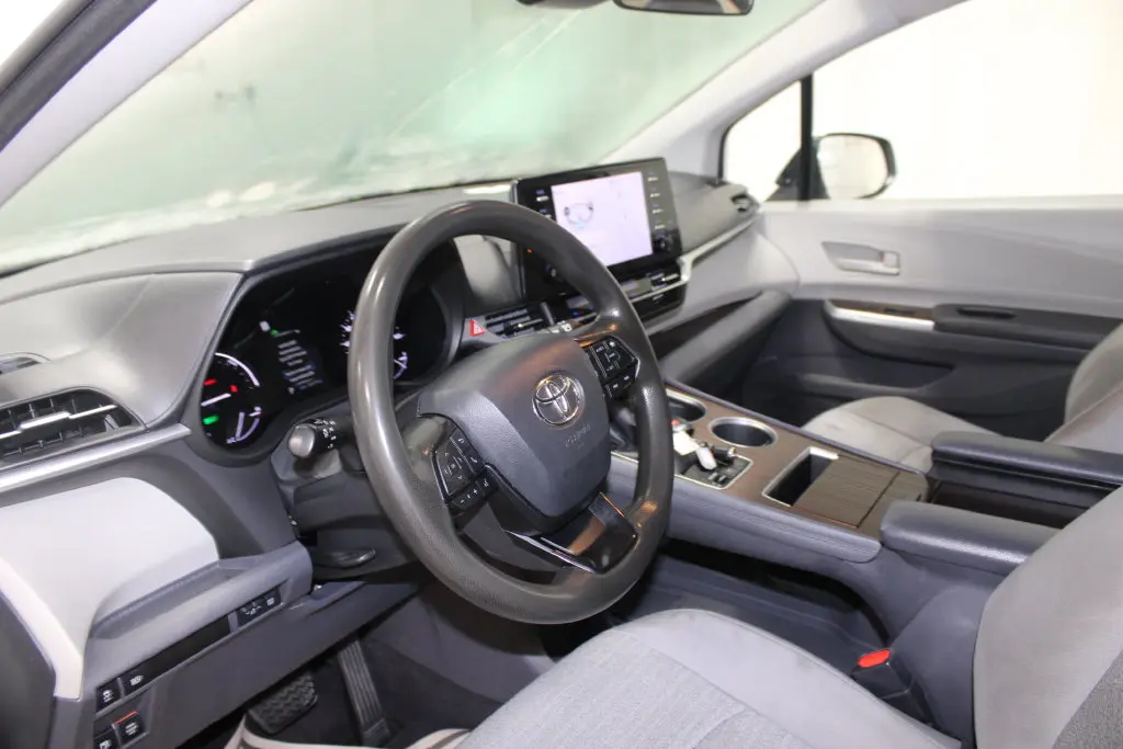2022 Toyota Sienna - $29,998