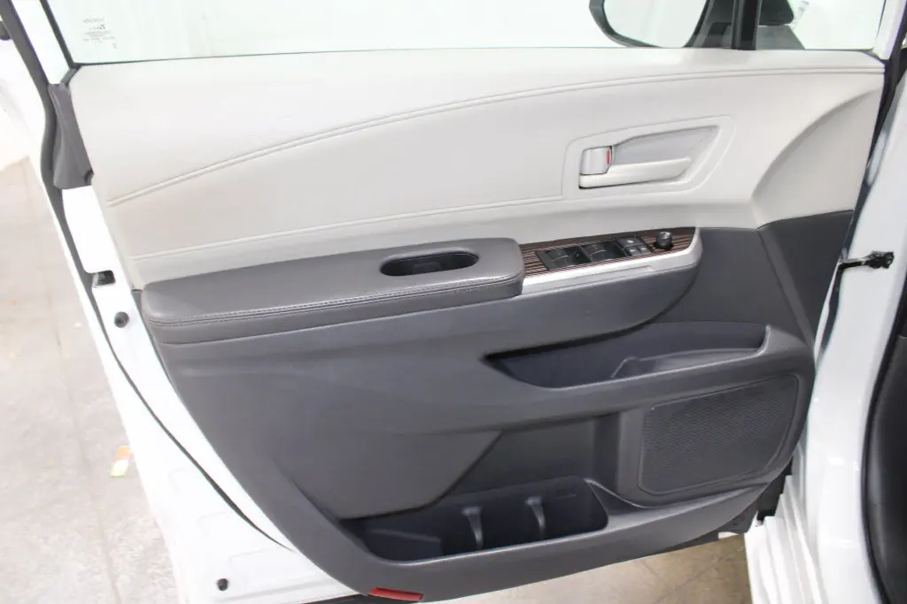 2022 Toyota Sienna - $29,998