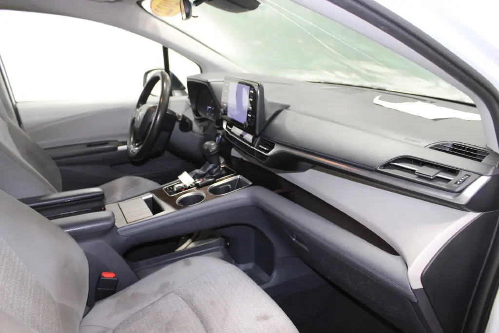 2022 Toyota Sienna - $29,998