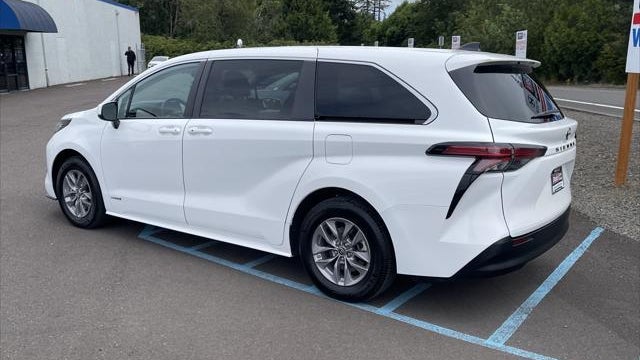 2021 Toyota Sienna LE 8-Passenger