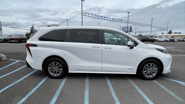 2021 Toyota Sienna LE 8-Passenger