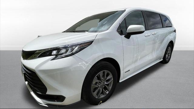 2021 Toyota Sienna LE 8-Passenger