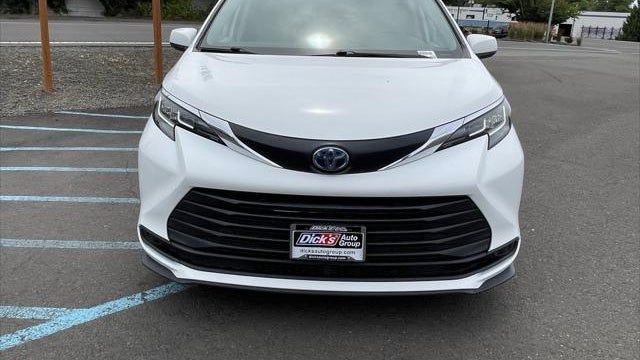 2021 Toyota Sienna LE 8-Passenger