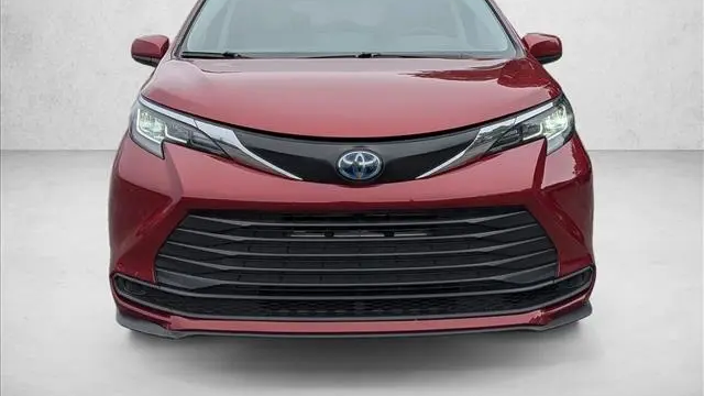 2023 Toyota Sienna LE 8-Passenger
