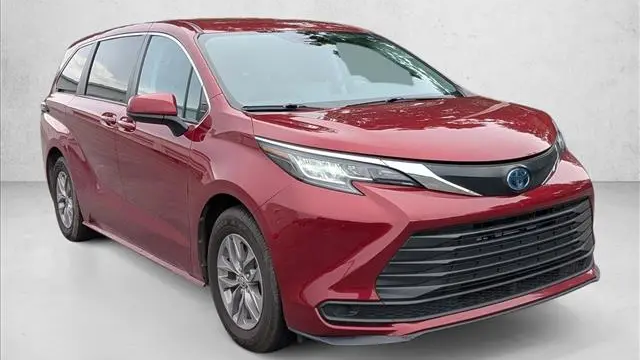 2023 Toyota Sienna LE 8-Passenger