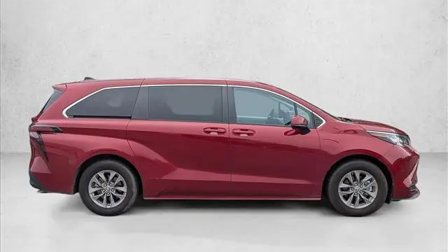 2023 Toyota Sienna LE 8-Passenger