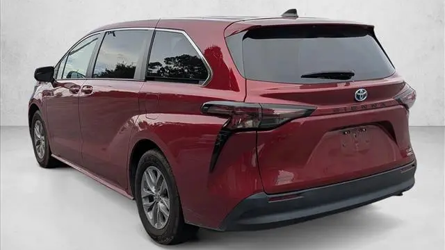 2023 Toyota Sienna LE 8-Passenger