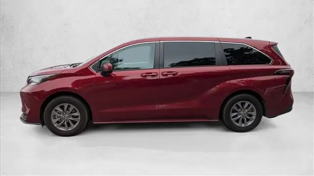 2023 Toyota Sienna LE 8-Passenger