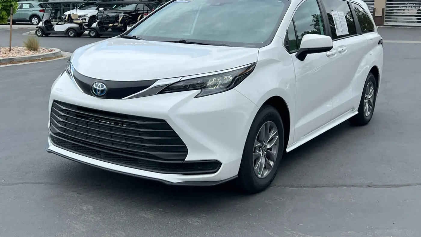 2025 Toyota Sienna LE 8-Passenger