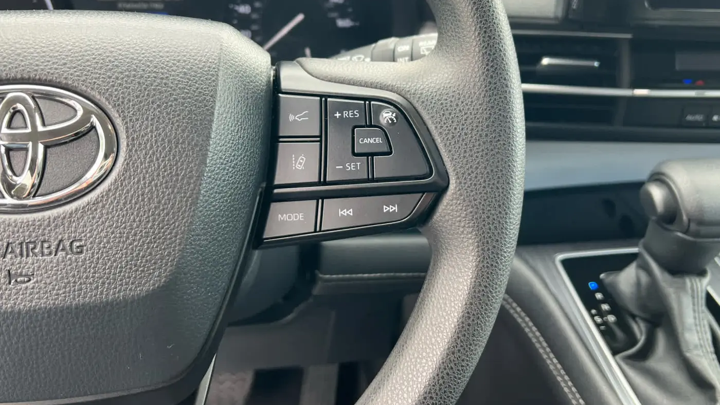 2025 Toyota Sienna LE 8-Passenger