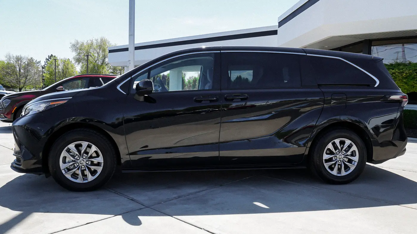 2023 Toyota Sienna LE 8-Passenger