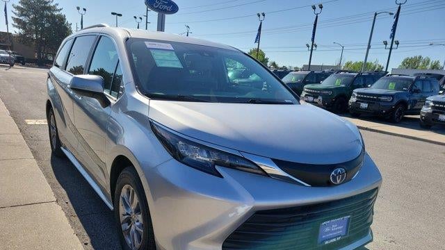2025 Toyota Sienna LE 8-Passenger