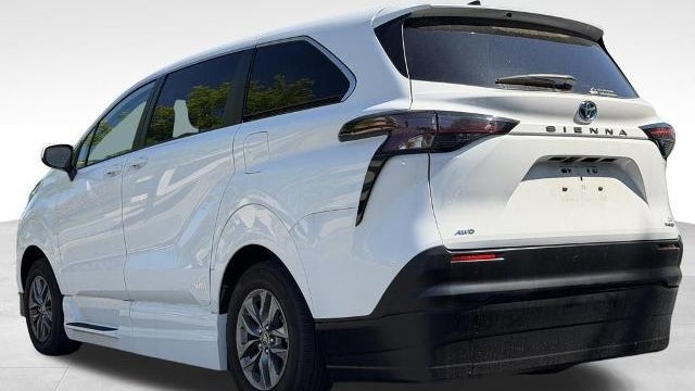 2023 Toyota Sienna LE 8-Passenger