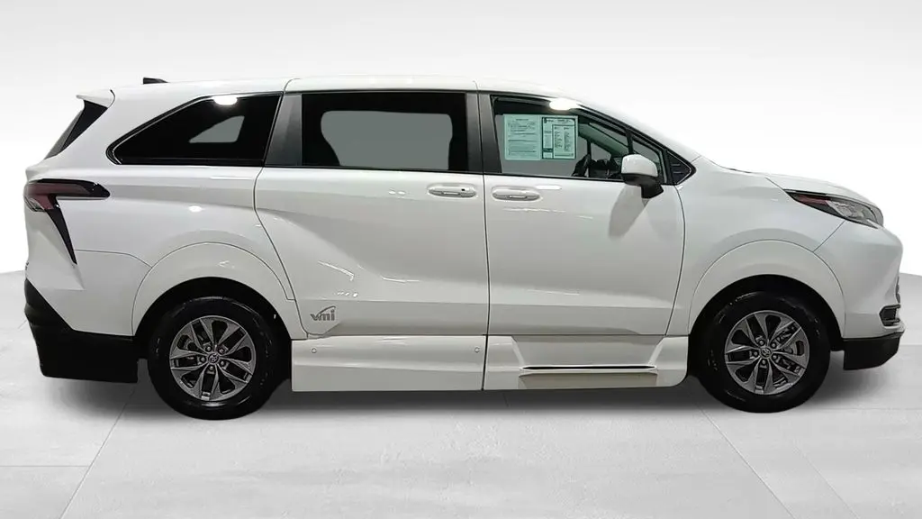 2023 Toyota Sienna LE 8-Passenger