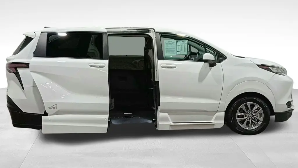 2023 Toyota Sienna LE 8-Passenger