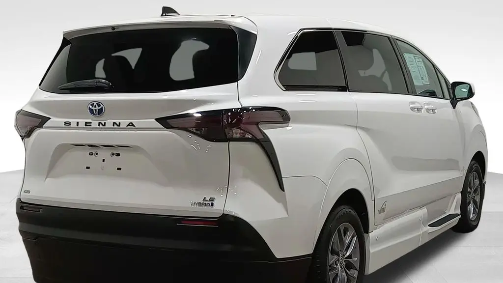 2023 Toyota Sienna LE 8-Passenger