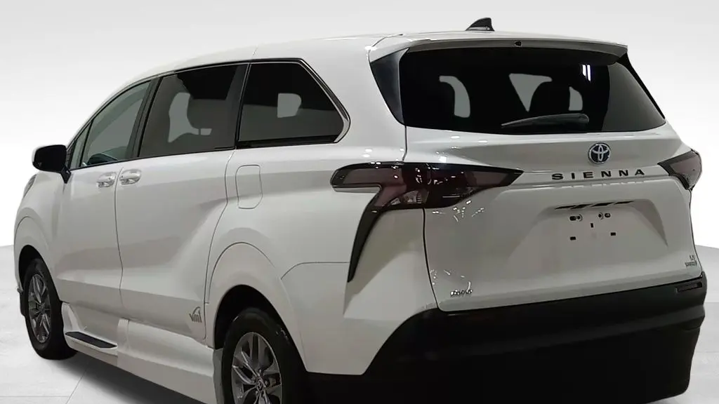 2023 Toyota Sienna LE 8-Passenger